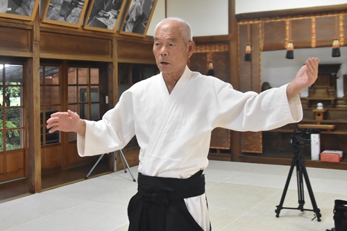 Hirasawa Shihan teaching Aikido
